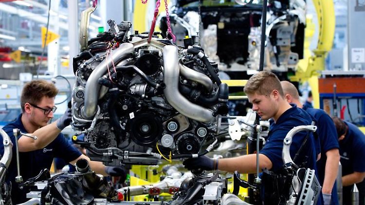 Im Mercedes-Benz-Werk in Sindelfingen heben Arbeiter einen Motor der S-Klasse auf den Antriebsstrang: Zuletzt hat auch Daimler das Baukastenfieber gepackt. Foto: Sebastian Kahnert