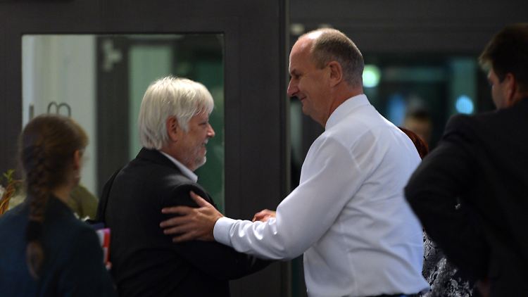 Der brandenburgische Justizminister und Stellvertretende Ministerpräsident, Helmuth Markov (l - Die Linke) verabschiedet sich von Ministerpräsident Dietmar Woidke (SPD).