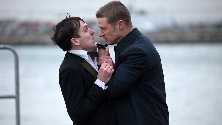 Lichtgestalt in düsterem Setting: Kommissar James Gordon (Ben McKenzie, r.) sieht sich in "Gotham" einer Schar von Bösewichtern ausgesetzt.