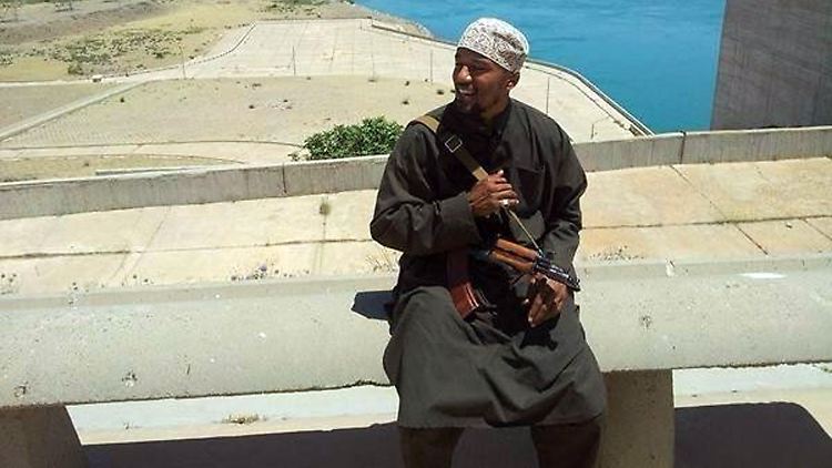 Der Berliner Denis Cuspert auf einem Staudamm im Irak: Früher sang er als "Deso Dogg" Rapsongs, heute tötet er angeblich unter dem Namen Abu Talha al-Almani für ein Kalifat. 