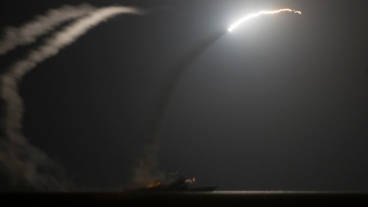 Nächtliche Angriffe aus der Distanz: Der im Persischen Golf positionierte Lenkwaffenkreuzer "USS Phillippine Sea" feuert Marschflugkörper vom Typ "Tomahawk" auf IS-Stellungen in Syrien.