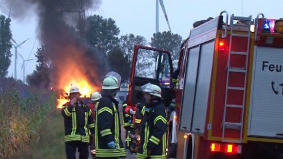 Schwer zu löschen, Gefahren für die Umwelt: Einsatzkräfte der Feuerwehr stimmen sich über das richtige Vorgehen ab.
