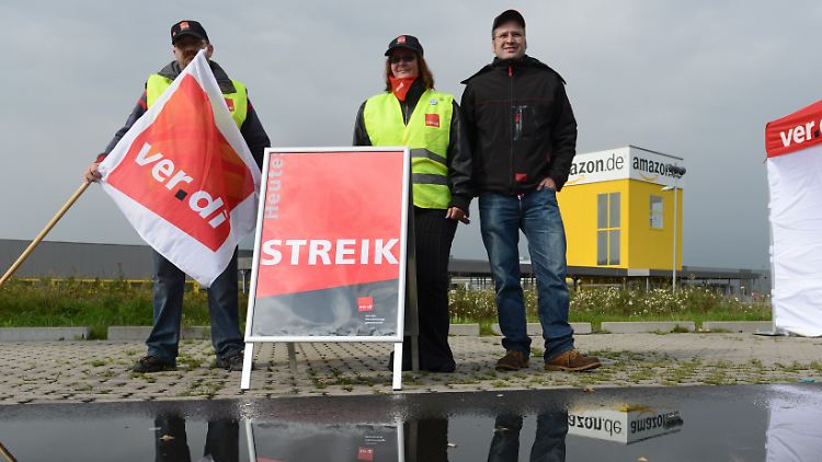Amazon-Beschäftigte vor dem Logistik-Zentrum des Internet-Versandhändlers Amazon in Bad Hersfeld.