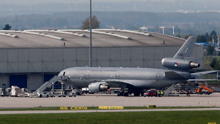 Ein Transportflugzeug der niederländischen Luftwaffe soll die Waffen von Leipzig aus in den Irak bringen.