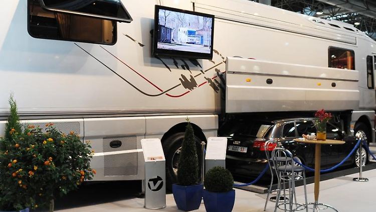 Luxus-Wohnmobil: Hersteller Völkner präsentiert auf dem Caravan Salon Düsseldorf dieses 1,2 Millionen Euro teure Reisemobil. In einer Garage ist Platz für einen Audi A3.