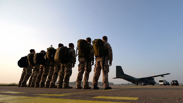 Bereit zum Abflug: Die sieben Bundeswehrsoldaten vor ihrer Transall auf dem Nato-Flugplatz Hohn in Schleswig-Holstein. Hier begann die Odyssee der Gruppe in den Nordirak.
