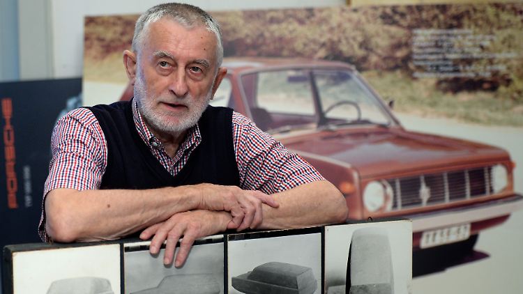"Gestalter" Dietel in seinem Chemnitzer Atelier vor einer Fotomontage mit Fahrzeugentwürfen aus seiner Diplomarbeit.
