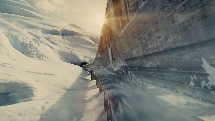 "Snowpiercer": Der Zug fährt Jahr um Jahr eine endlose Strecke ab, vorbei an schneebedeckten Landschaften.