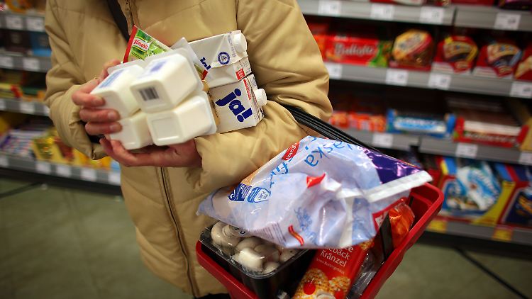 Das Bundeskartellamt will den vier großen Lebensmitteleinzelhändlern Rewe, Edeka, Lidl und Aldi stärker auf die Finger schauen.