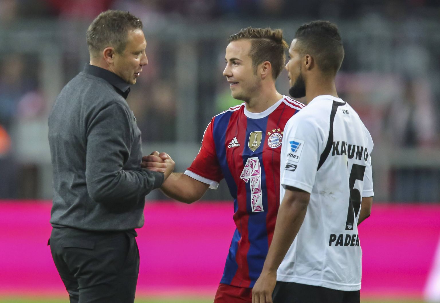 Was ist diese Fußball-Bundesliga verrückt. Da geht auch der Spitzenreiter mal 0:4 unter - und feiert danach trotzdem.