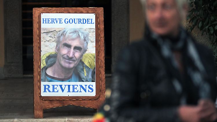 Ein Foto erinnert an Hervé Gourdel.