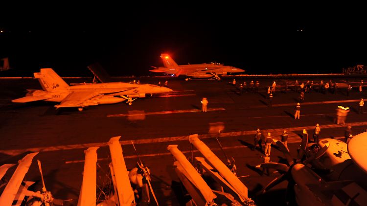 Flugzeuge der US-geführten Koalition haben erstmals Ölfelder unter Kontrolle des IS in Syrien bombardiert.