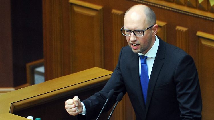 Gab sich auch bei der Uno-Vollversammlung kämpferisch: Ministerpräsident Arseni Jazenjuk vor dem Parlament in Kiew.