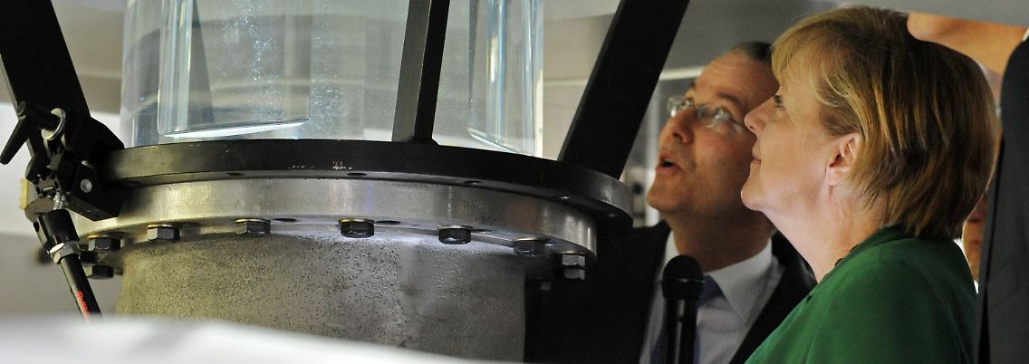 Merkel erhält in Brunnenmühle Einblick in die Funktionsweise einer Francis Turbine.