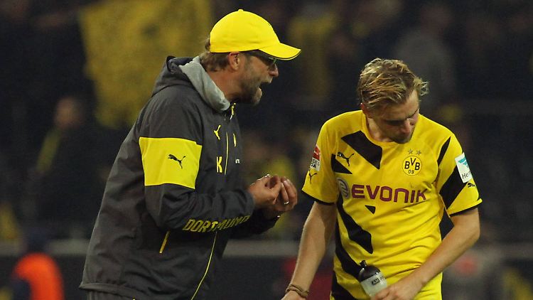 Jürgen Klopp erklärt Marcel Schmelzer, wie zufrieden genau er mit dessen Abwehrverhalten war.