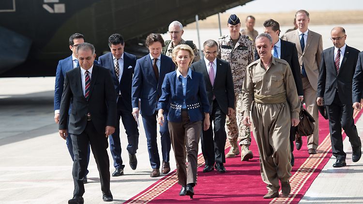 Von der Leyen neben dem Minister für Peschmerga-Angelegenheiten der kurdischen Regionalregierung (KRG) Mustafa Sayid Nadir (r. vorne).