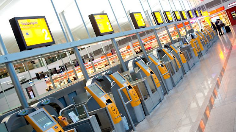 Ausstand am Airport: Dieses Bild wird sich Passagieren künftig wohl wieder öfter bieten.