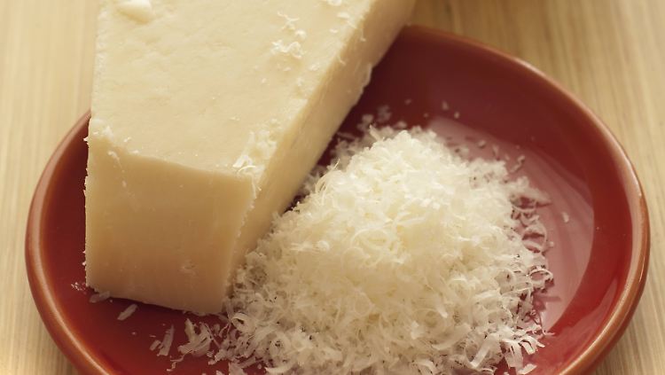 Im Optimalfall duftet Parmesan aromatisch, schmeckt würzig und die Salzkristalle knuspern im Mund. 