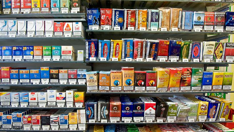 So bunt könnte es in Frankreichs Tabak-Regalen künftig nicht mehr aussehen. Die Regierung will einheitliche Packungen.