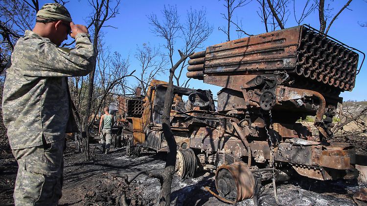 Zerstörtes Militärgerät pflastert den Osten der Ukraine.