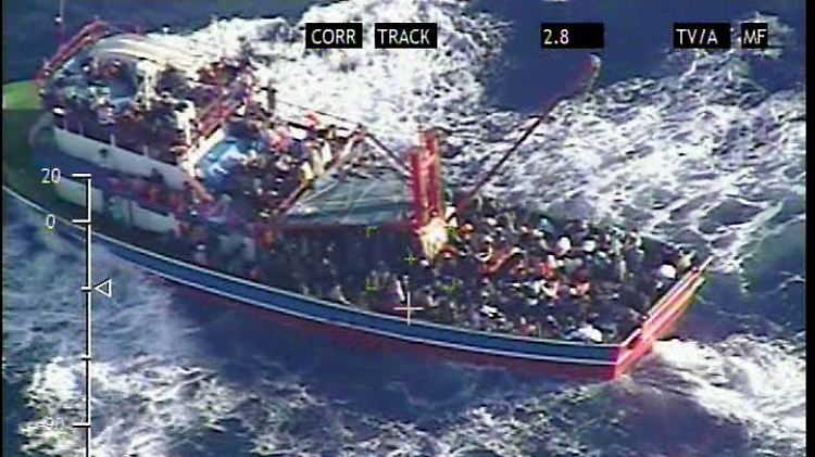 Das Boot mit den Flüchtlingen war völlig überfüllt. 