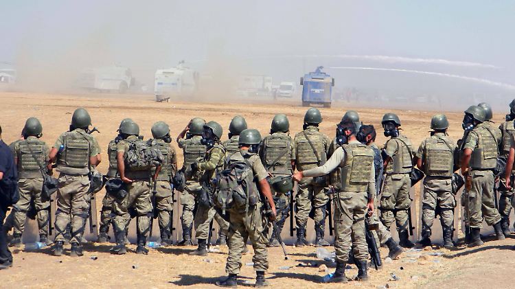 Türkische Soldaten sichern die Grenze zu Syrien. Die Linken-Politikerin Hänsel wirft der Regierung in Ankara vor, die Kurdenfrage mit dem Syrienkonflikt zu verknüpfen - zulasten der Menschen, die Schutz suchen.
