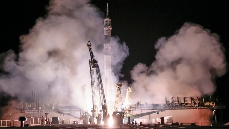 Nach nur sechs Stunden Flugzeit ist die Raumkapsel an der ISS angekommen.