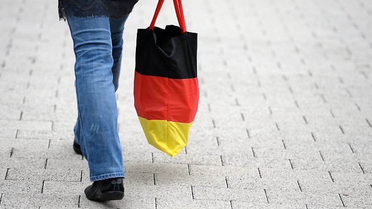 Inzwischen zögerten Verbraucher stärker mit größeren Ausgaben, sagen die GfK-Forscher.