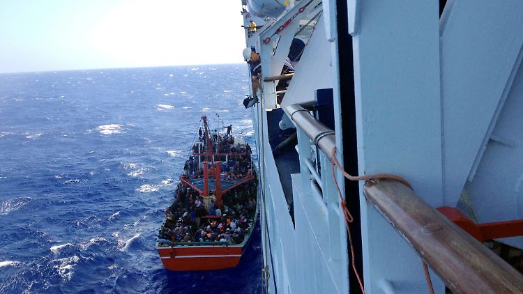 Die zumeist syrischen Flüchtlinge wurden von der "Salamis Filoxenia" aus der Seenot gerettet. 