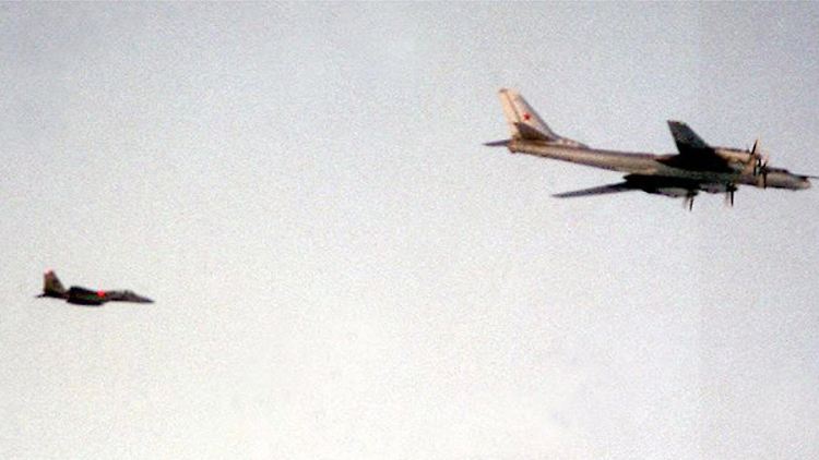 Friedliche Koexistenz: Im Sommer 1999 begleitet ein US-Kampfjet bei einer Übung nahe Island eine russische Tu-95.