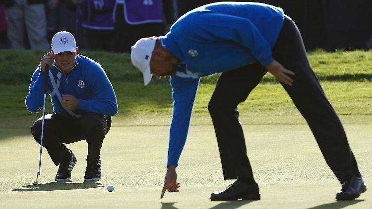 Martin Kaymer mit seinem Duo-Partner Thomas Björn am sechsten Loch im Ryder Cup.