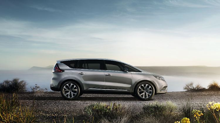 Schnittig, mit hoher Schulterlinie und Offroad-Look fährt der neue Renault Espace in Paris vor.