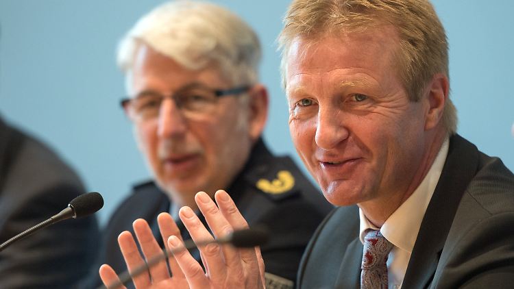 NRW-Innenminister Ralf Jäger freut sich - das Pilot-Projekt läuft gut.