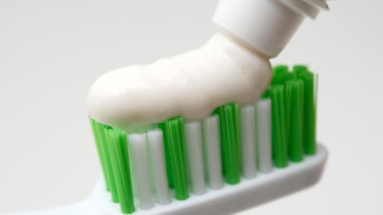 Die Zähne heller machen? Ja, das schaffen viele Pasten - aber nicht über den Naturfarbton der Zähne hinaus.