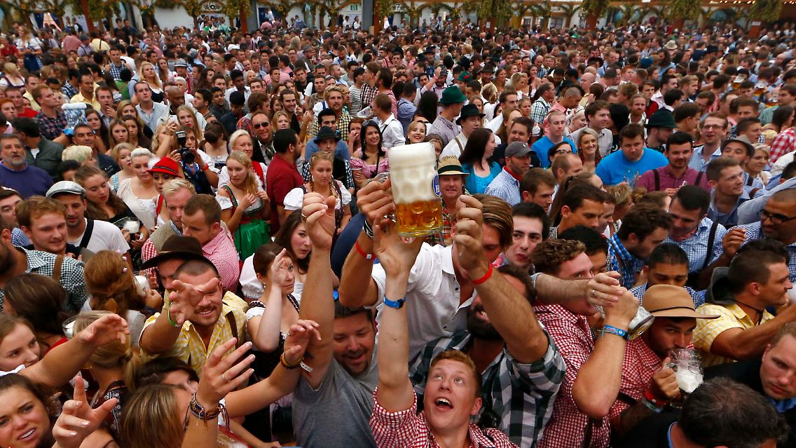 2014-09-25T230202Z_41215494_GM1EA9Q0J4001_RTRMADP_3_TRAVEL-GERMANY-OKTOBERFEST.JPG4056052294041955070.jpg