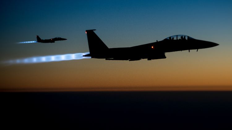 Amerikanische F-15-Jagdbomber nach einem Angriff auf IS-Stellungen über dem Nordirak.