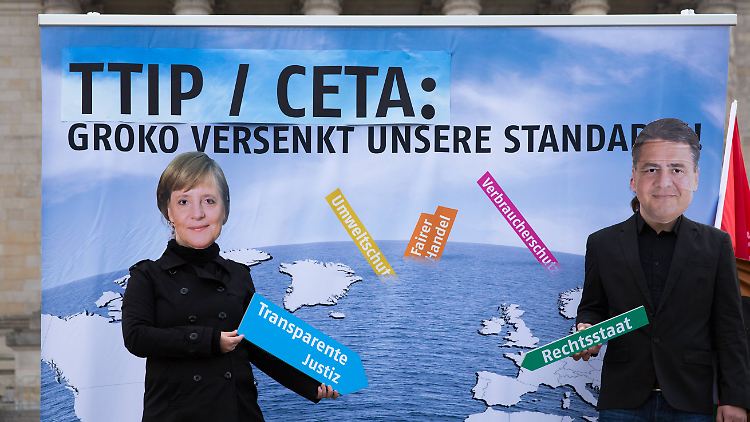 Mehrere Oppositionsparteien und Organisationen protestierten in dieser Woche gegen die geplanten Abkommen TTIP und Ceta. Hier tragen Aktivisten Masken von Angela Merkel und Sigmar Gabriel.