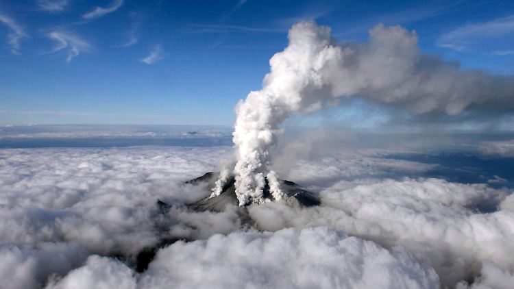 Riesige Rauchwolken strömen aus dem Vulkanmassiv.