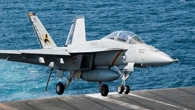 Ein US-Jet landet auf dem Flugzeugträger "George H.W. Bush", der im Persischen Golf stationiert ist.