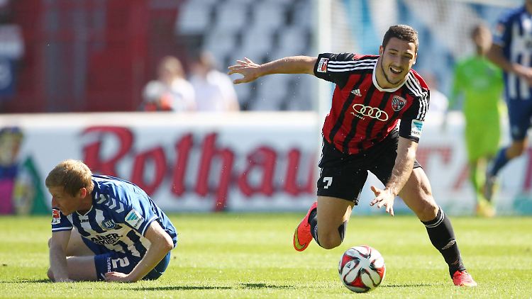 Mathew Leckie erobert den Ball für seinen FCI.
