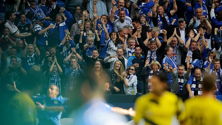 Der Auftakt für einen königsblauen Festtag: Joel Matip erzielt das 1:0 für S04.