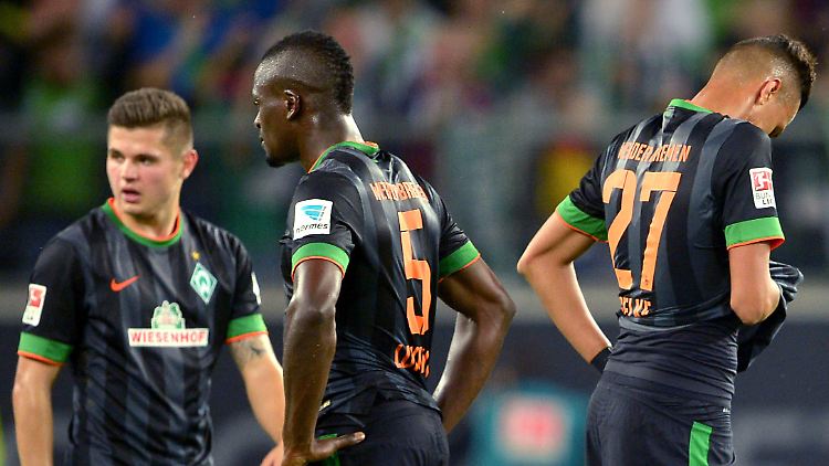 Die Bremer haben noch kein Spiel gewonnen in dieser Saison. (Im Bild: Werder-Spieler Marnon Busch, Assani Lukimya und Davie Selke )