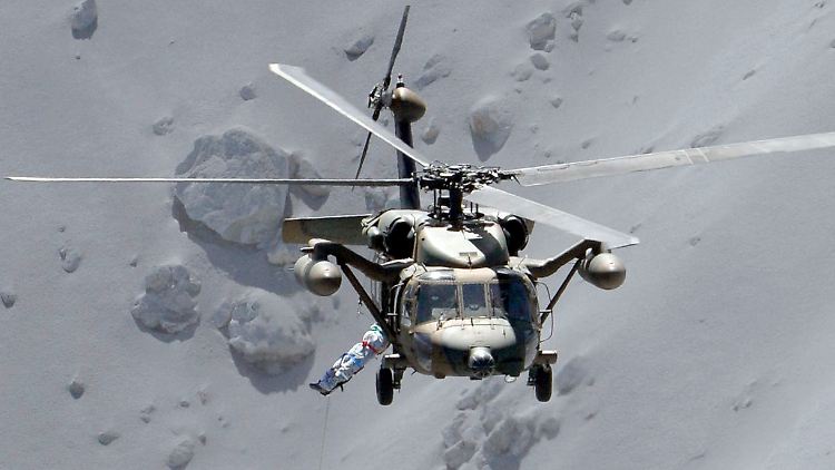 Mit Hubschraubern der Armee werden Verletzte abtransportiert.