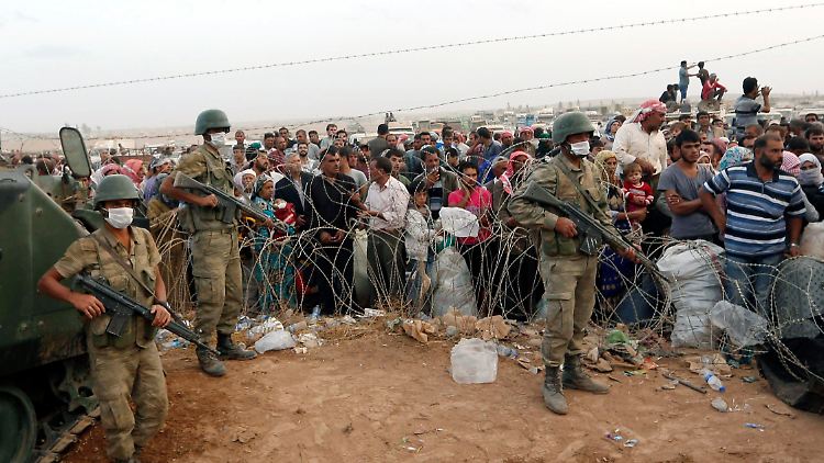Die Türkei fürchtet einen weiteren Ansturm von Flüchtlingen aus Syrien und dem Irak - an der Grenze warten bereits unzählige Menschen.