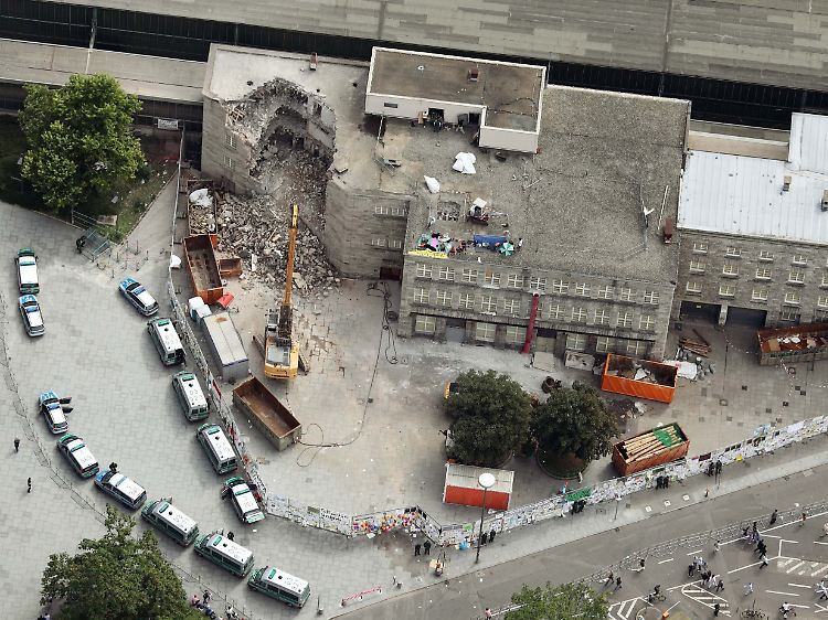 Die Baustelle wird jetzt permanent von der Polizei bewacht, so dass keine Demonstranten mehr auf das Gebäude gelangen können. Noch am Donnerstag - hier im Bild - war dies der Fall.