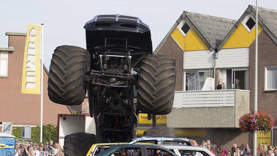 Der auf gigantische Räder montierte Pick-up flog bei einem Stunt aus der Kurve.