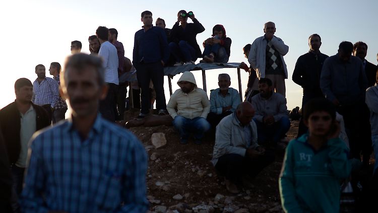 Von der türkischen Seite aus beobachten die Menschen die Kämpfe in Kobane.