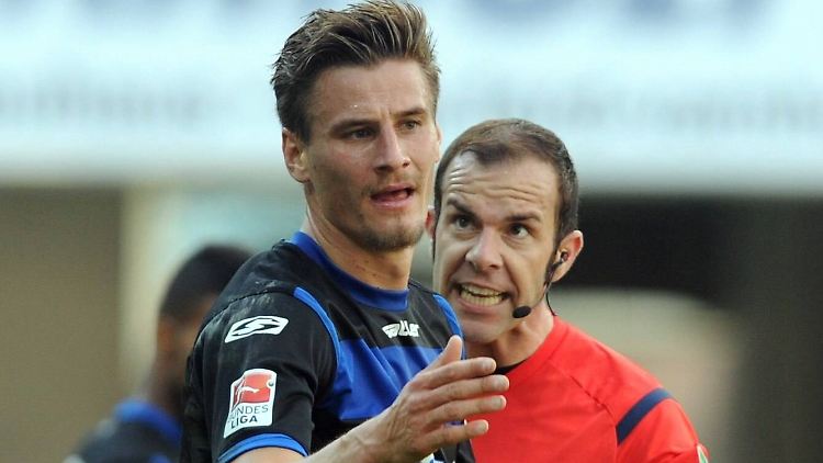 War kein Foul: Paderborns Stefan Kutschke hat's Schiedsrichter Marco Fritz gesagt. In dieser Szene allerdings ging es um etwas anderes.