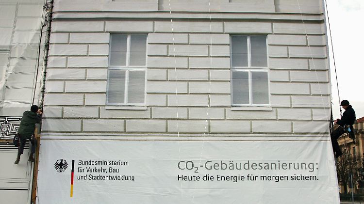 Die Miete steigt, die Heizkosten sinken. Dennoch ist es nicht ganz einfach, Mietern die Sanierung schmackhaft zu machen.