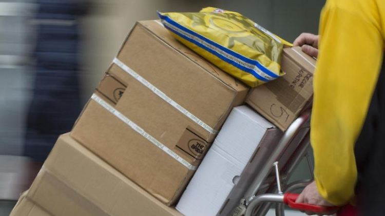 Wer die Firmenpost dafür nutzt, seine privaten Päckchen zu verschicken, muss mit einer Kündigung rechnen.
